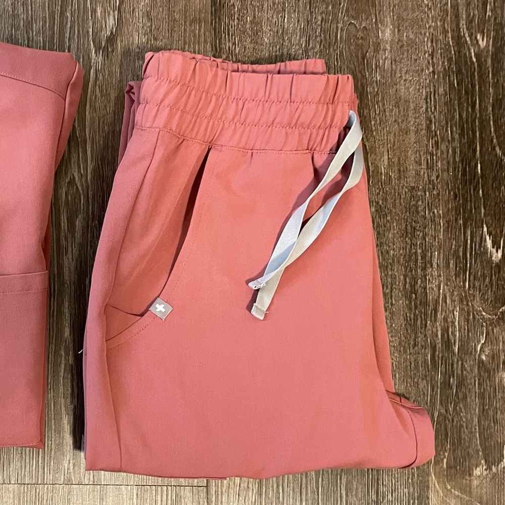 FIGS Women’s Mineral Mauve High-Waisted Scrub Pants XXS Petite
